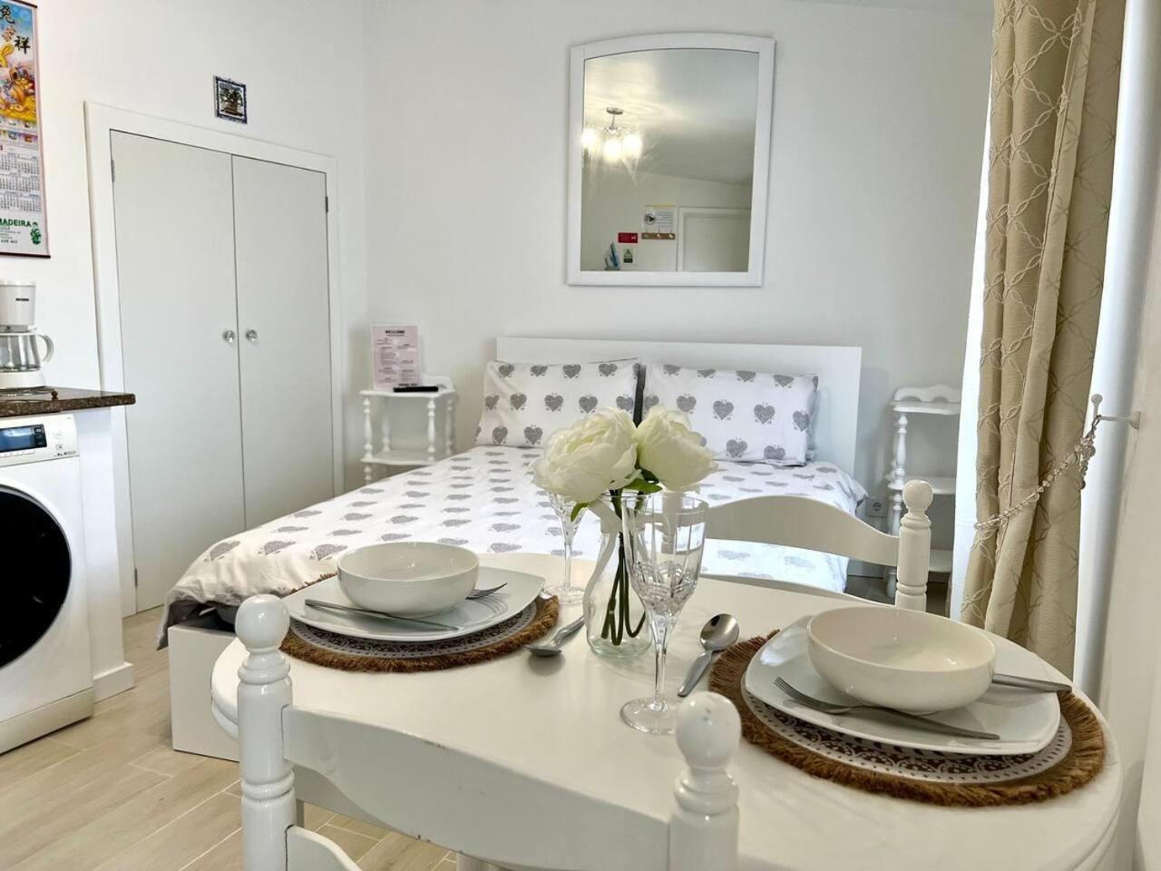 Modern Minimalist Studio With Essential Comfort Funchal  Exterior foto