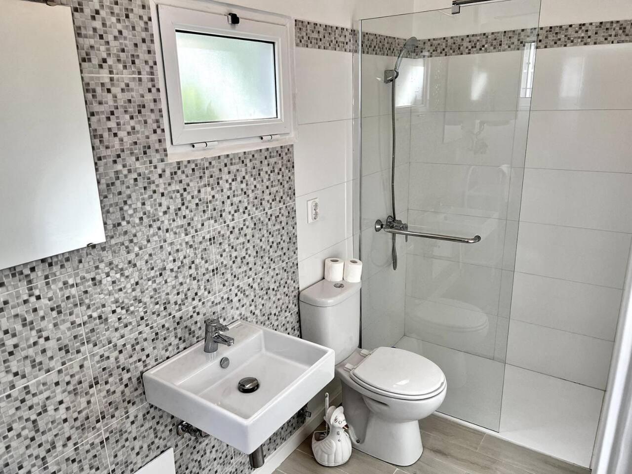 Modern Minimalist Studio With Essential Comfort Funchal  Exterior foto