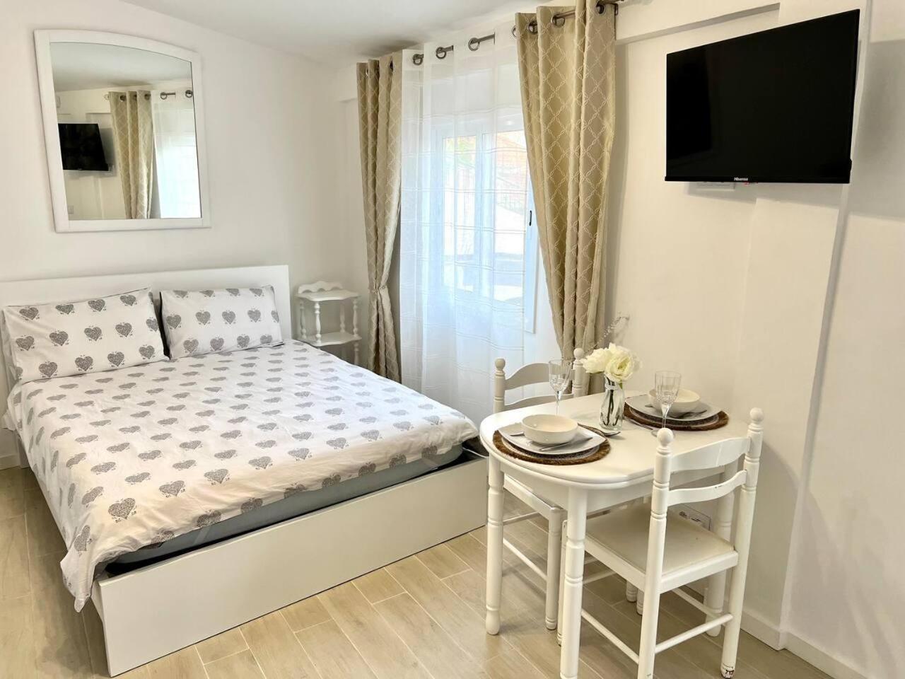 Modern Minimalist Studio With Essential Comfort Funchal  Exterior foto